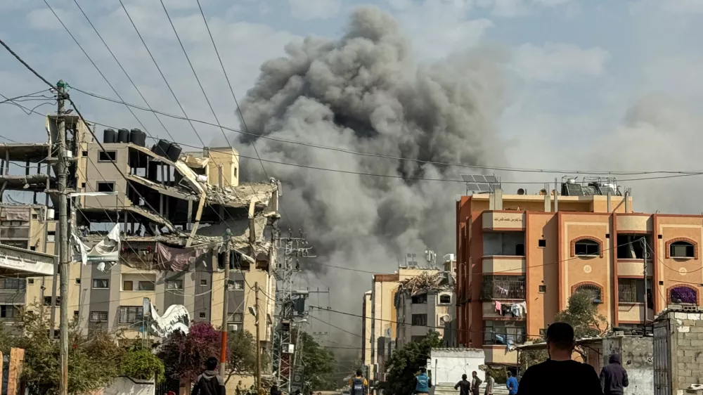 Palestinians watch as smoke rises following Israeli strikes, amid the ongoing conflict between Israel and Hamas, in Nuseirat in the central Gaza Strip, November 1, 2024. REUTERS/Ahmed Mustafa