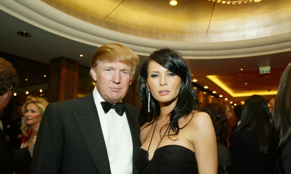 Donald Trump and Melania Knauss pose for photographers as they arrive for the Entertainment Industry Foundation's National Colorectal Cancer Research Alliance evening on board the Queen Mary 2, Saturday, April 24, 2004 in New York. (AP Photo/Stuart Ramson) / Foto: Stuart Ramson