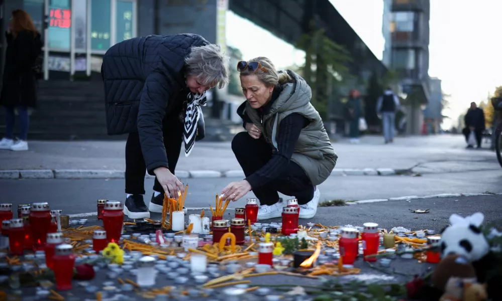 People light candles to pay their respects to the people who died when a part of a roof collapsed of a railway station in Novi Sad, Serbia November 2, 2024. REUTERS/Marko Djurica   TPX IMAGES OF THE DAY