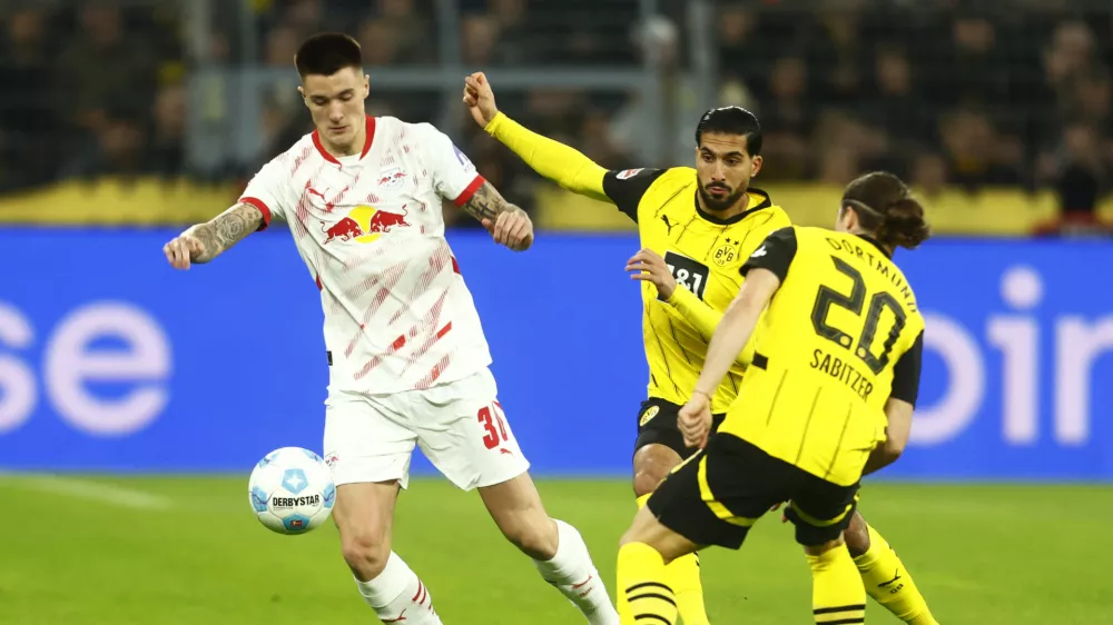 Soccer Football - Bundesliga - Borussia Dortmund v RB Leipzig - Signal Iduna Park, Dortmund, Germany - November 2, 2024 RB Leipzig's Benjamin Sesko in action with Borussia Dortmund's Marcel Sabitzer and Emre Can REUTERS/Leon Kuegeler DFL REGULATIONS PROHIBIT ANY USE OF PHOTOGRAPHS AS IMAGE SEQUENCES AND/OR QUASI-VIDEO.