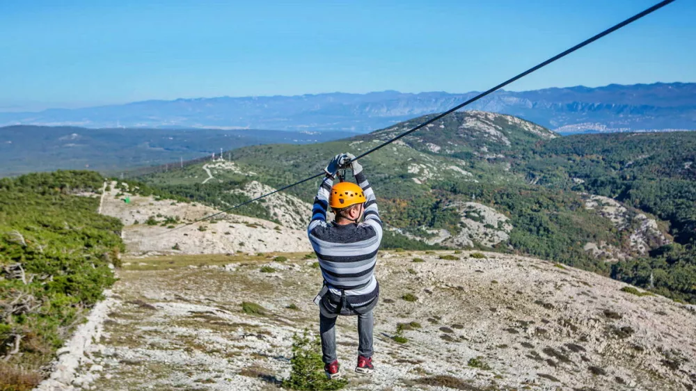 zipline v Baški