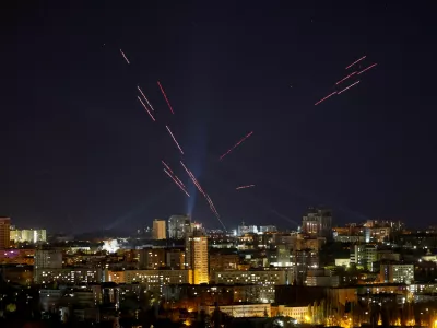 Tracers and searchlights are seen in the night sky as Ukrainian servicemen search and fire at a drone during a Russian drone strike, amid Russia's attack on Ukraine, in Kyiv, Ukraine November 3, 2024. REUTERS/Gleb Garanich