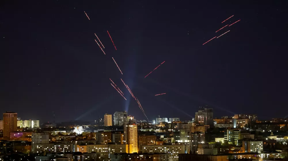 Tracers and searchlights are seen in the night sky as Ukrainian servicemen search and fire at a drone during a Russian drone strike, amid Russia's attack on Ukraine, in Kyiv, Ukraine November 3, 2024. REUTERS/Gleb Garanich