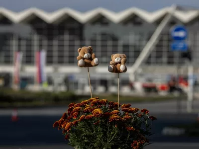 Teddy bears are placed near where the people died when a part of the roof collapsed at a railway station in Novi Sad, Serbia November 2, 2024. REUTERS/Marko Djurica / Foto: Marko Djurica