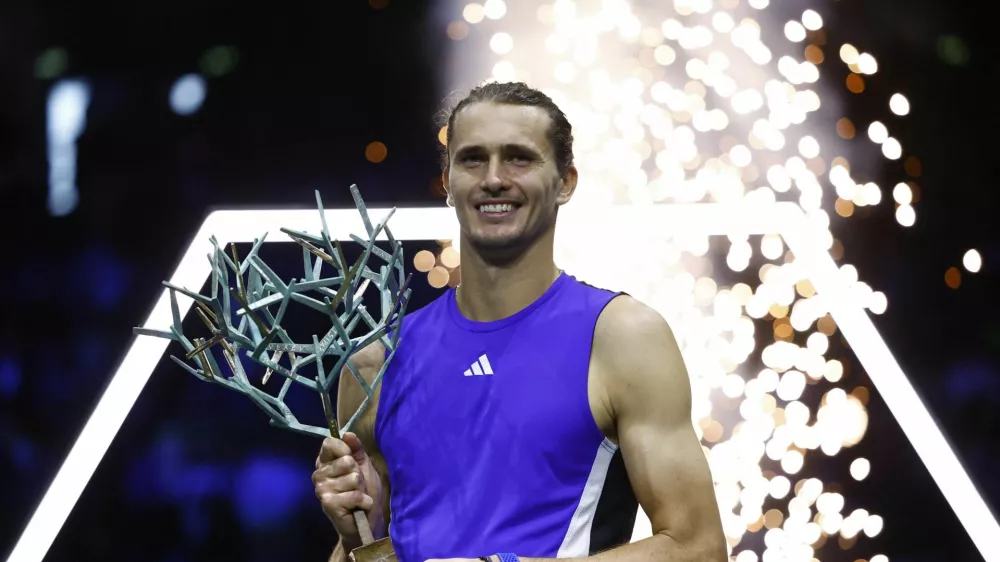 Tennis - Paris Masters - Accor Arena, Paris, France - November 3, 2024 Germany's Alexander Zverev celebrates with the trophy after winning his men's single's final match against France's Ugo Humbert REUTERS/Stephanie Lecocq