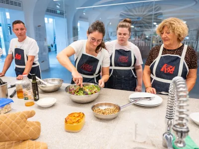 V kuharski laboratorij kreativnega središča Center Rog lahko pridete sušit sadje v najsodobnejši liofilizator ali skuhat golaž za celo tovarno. F Arhiv Turizem Ljubljana