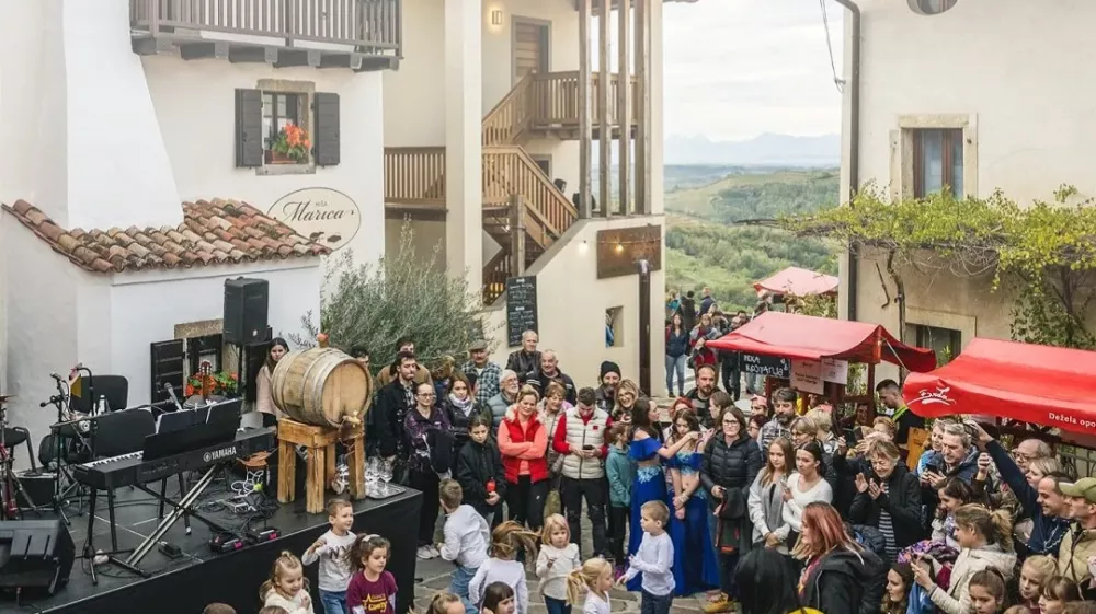 Enogastronomske dobrote in izvrstno novo vino boste tudi letos lahko okušali v zavetju zidov srednjeveške vasice Šmartno. F TIC Brda