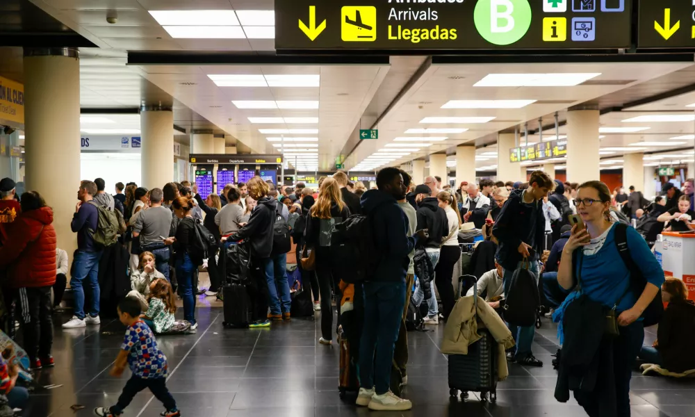 04 November 2024, Spain, Barcelona: People stand at Barcelona-El Prat Airport in El Prat de Llobregat near Barcelona. The airport has diverted several flights due to heavy rain and storms. Photo: Kike Rincón/EUROPA PRESS/dpa