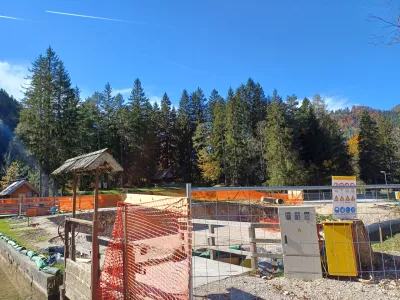 Mnogi obiskovalci Jezerskega so te dni presenečeni, ko ob Plan&scaron;arskem jezeru namesto na gostilni&scaron;ki živžav naletijo na varnostno ograjo in brnenje gradbenih strojev.&nbsp;Foto: Tina Jereb