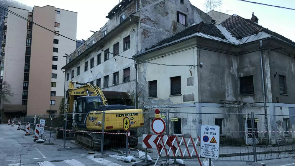 Začetek rušenja, hotel Pošta, Jesenice