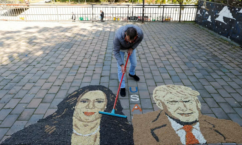 Kosovo artist Alkent Pozhegu works on a mosaic made of grains showing portraits of Democratic presidential nominee U.S. Vice President Kamala Harris and Republican presidential nominee and former U.S. President Donald Trump, in Gjakova, Kosovo November 5, 2024. REUTERS/Valdrin Xhemaj / Foto: Valdrin Xhemaj