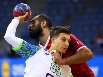 IHF Handball World Championship - Main Round - Iran v Slovenia - Tauron Arena, Krakow, Poland - January 18, 2023 Slovenia's Domen Makuc in action with Iran's Ali Kouhzad REUTERS/Tomasz Markowski