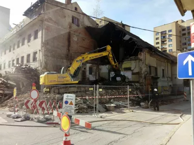 Hotel Pošta je že nekaj let predstavljal nevarnost za občane in mimoidoče. Foto: Eva Branc