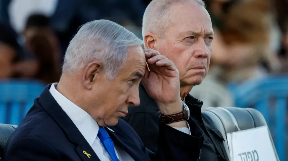 FILE PHOTO: Israeli Prime Minister Benjamin Netanyahu and Israeli Defense Minister Yoav Gallant attend a ceremony for the 70th cohort of military combat officers, at an army base near Mitzpe Ramon, Israel, October 31, 2024. REUTERS/Amir Cohen/File Photo