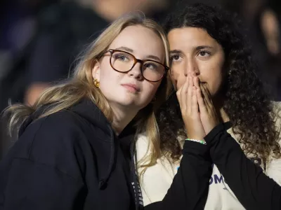 Supporters of Democratic presidential nominee Vice President Kamala Harris react during an election night campaign watch party Tuesday, Nov. 5, 2024, on the campus of Howard University in Washington. (AP Photo/Mark Schiefelbein) / Foto: Mark Schiefelbein