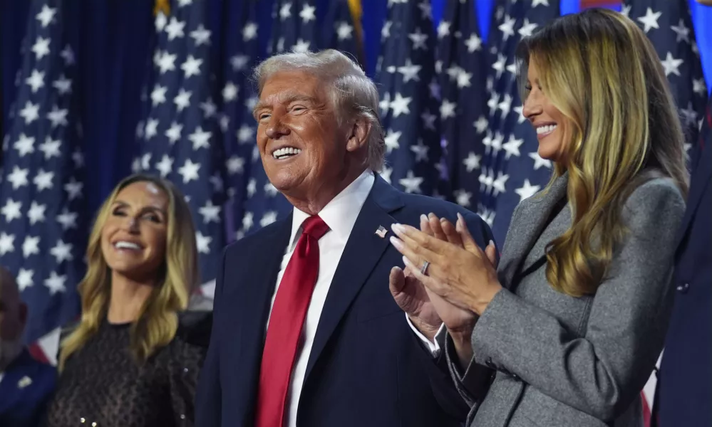 Republican presidential nominee former President Donald Trump stands on stage with former first lady Melania Trump, as Lara Trump watches, at an election night watch party at the Palm Beach Convention Center, Wednesday, Nov. 6, 2024, in West Palm Beach, Fla. (AP Photo/Evan Vucci) / Foto: Evan Vucci