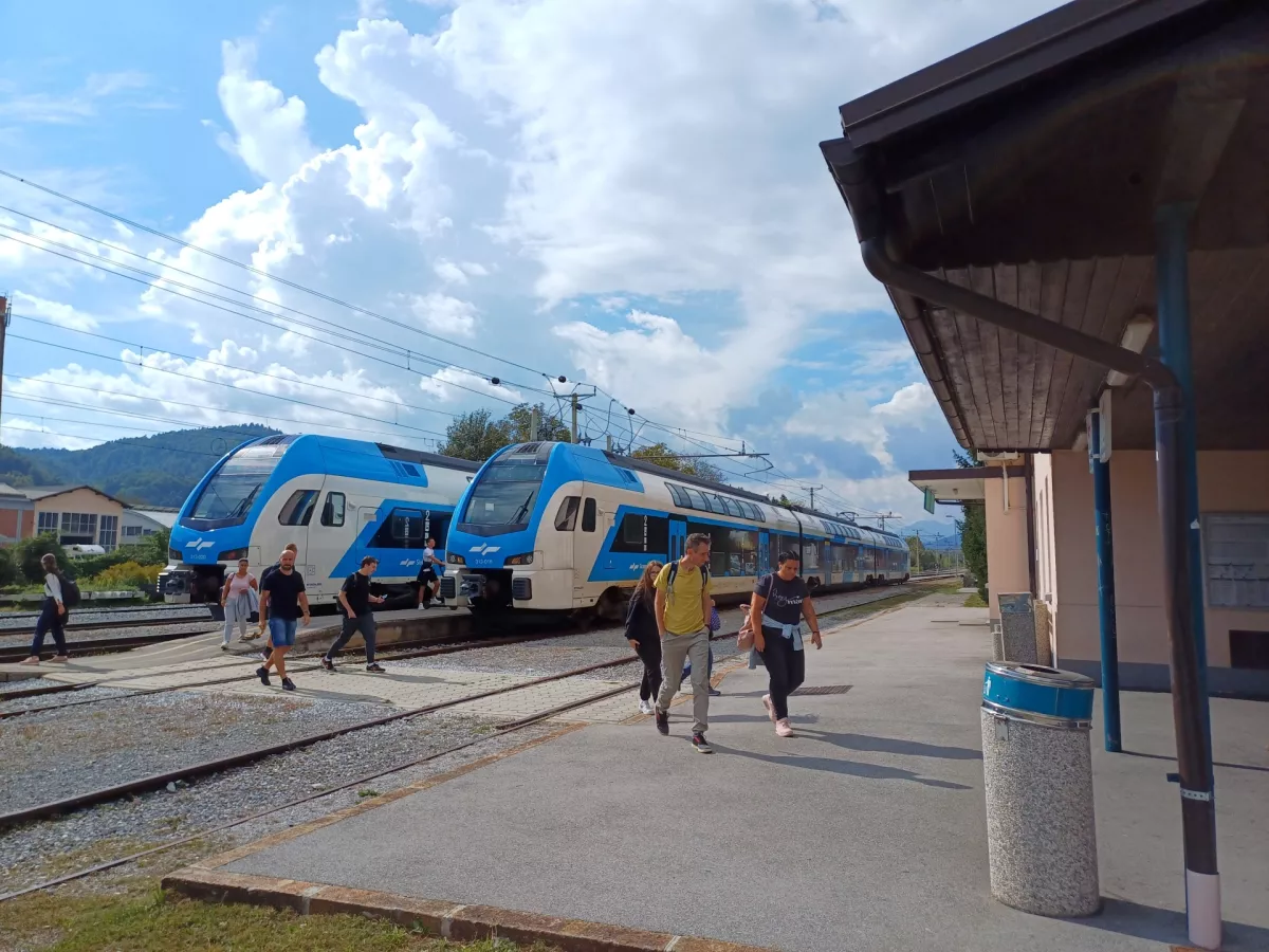 Dodano vrednost ob izgradnji drugega železniškega tira v Medvodah vidijo tudi v celoviti rekonstrukciji železniške postaje. Foto: Tina Jereb