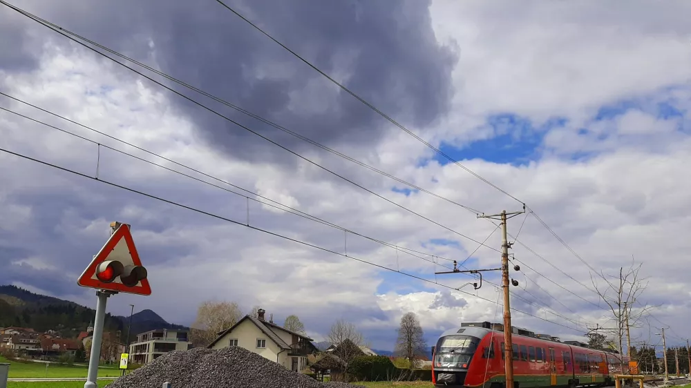 Predlagana železniška trasa bo velik poseg v rezervoar pitne vode na Sorškem polju. Foto: Tina Jereb