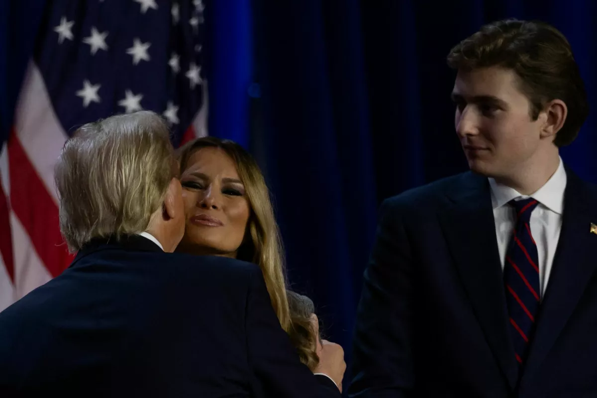 Republican presidential nominee and former U.S. President Donald Trump is kissed by his wife Melania onstage, following early results from the 2024 U.S. presidential election in Palm Beach County Convention Center, in West Palm Beach, Florida, U.S., November 6, 2024. REUTERS/Carlos Barria