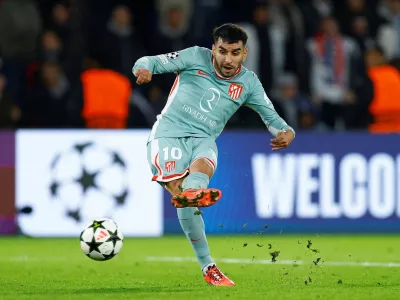 Soccer Football - Champions League - Paris St Germain v Atletico Madrid - Parc des Princes, Paris, France - November 6, 2024 Atletico Madrid's Angel Correa scores their second goal REUTERS/Christian Hartmann   TPX IMAGES OF THE DAY