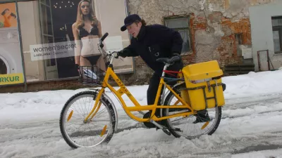 Poštar na kolesu v snegu.  Foto: Luka Cjuha