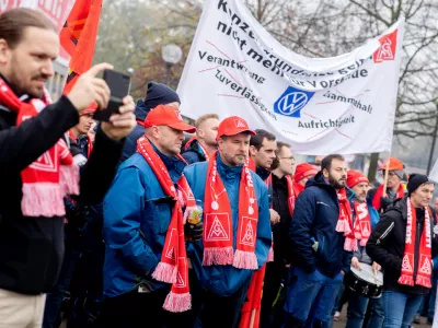 06 November 2024, Lower Saxony, Osnabrück: Employees from Volkswagen and other companies in the Osnabrueck region take part in a rally in front of the trade union building in the city center. The warning strikes in the metal and electrical industry continue. IG Metall wants to increase the pressure in the current wage dispute. Photo: Hauke-Christian Dittrich/dpa