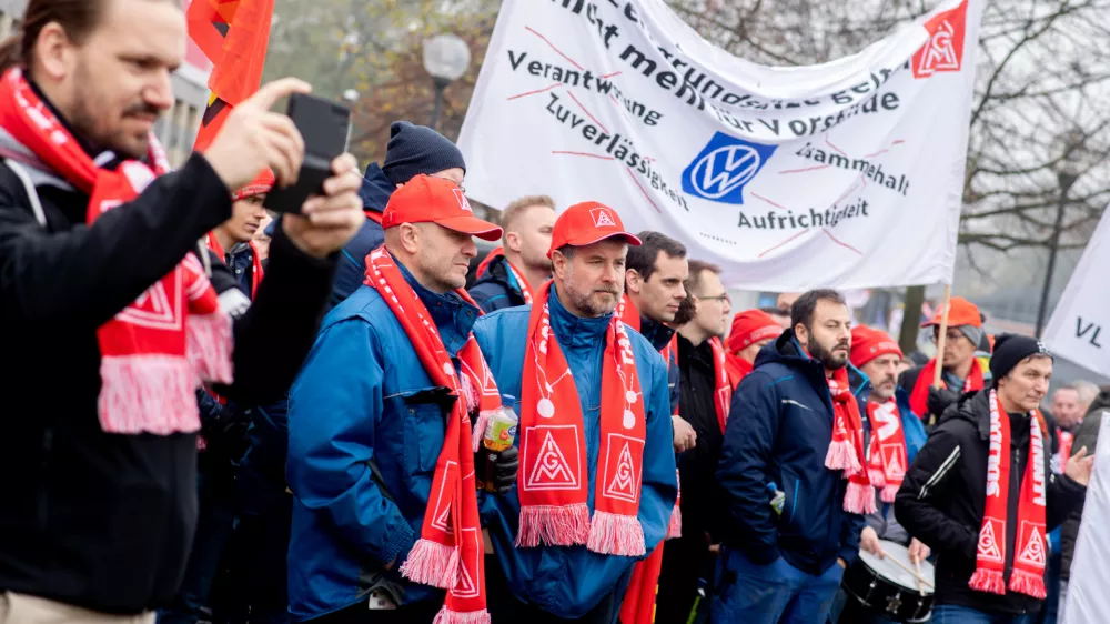 06 November 2024, Lower Saxony, Osnabrück: Employees from Volkswagen and other companies in the Osnabrueck region take part in a rally in front of the trade union building in the city center. The warning strikes in the metal and electrical industry continue. IG Metall wants to increase the pressure in the current wage dispute. Photo: Hauke-Christian Dittrich/dpa