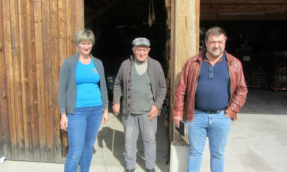 Marjana, Franc in Boštjan Kolenc pred zanimivim muzejem ob Brinečevem kmečkem mlinu. Foto: Renata Picej