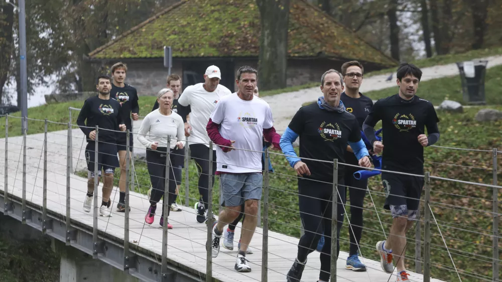 Po novinarski konferenci se je Sean Swarner, kot ambasador Spartan Slovenia pridružil ekipi tekačev in odtekel krajši krog okoli ljubljanskega gradu. Foto: Luka Cjuha