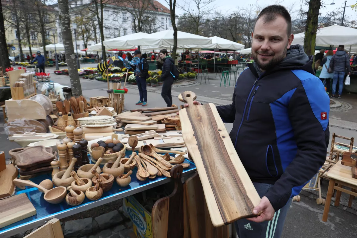 Matej Trhljen je eden od treh prodajalcev suhe robe, ki se na osrednji ljubljanski tržnici izmenjujejo. V svoji družini je član tretje generacije, ki se ukvarja s to obrtjo. Foto: Tomaž Skale