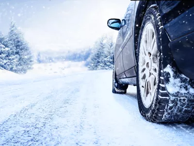 Zimske pnevmatike velko ljudi povezuje zgolj z vožnjo v snegu, a so te precej bolj varne od letnih že tudi na suhih, sploh pa mokrih cestisčih, ko temperatura pade pod sedem stopinj Celzija. / Foto: Istock