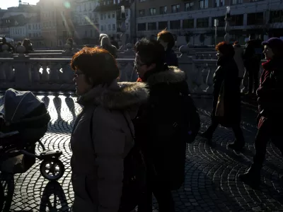 V Ljubljani (na fotografiji je Tromostovje) so starši v zadnjem letu izjemno težko našli pediatrične ambulante, kjer bi sprejeli novorojenčke. Foto: Jaka Gasar 