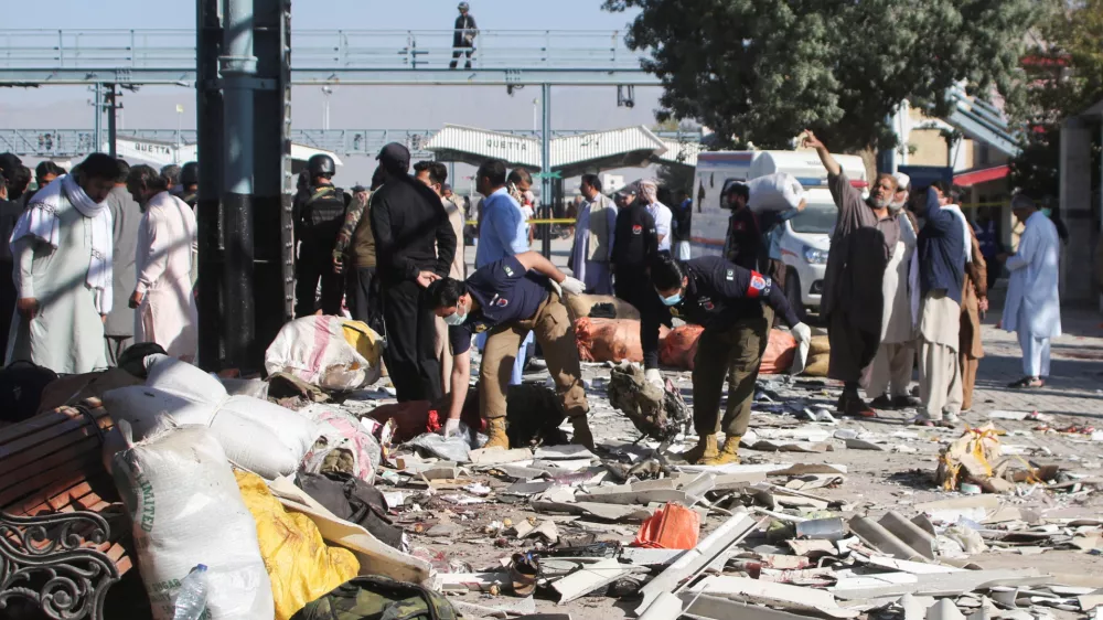 Police officers collect evidence amid the debris after a bomb blast at a railway station in Quetta, Pakistan November 9, 2024. REUTERS/Naseer Ahmed