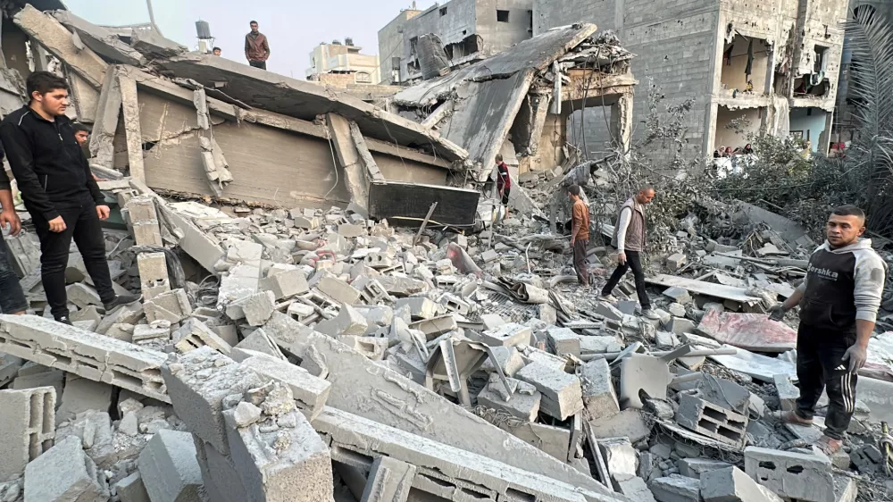 Palestinians gather at the site of an Israeli strike on a house, in Jabalia in the northern Gaza Strip November 10, 2024. REUTERS/Hassan Al-Zaanin