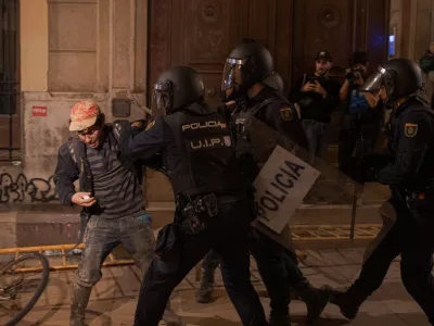 09 November 2024, Spain, Valencia: Police charge against a protester during clashes as demonstartors demand the resignation of of regional head Carlos Mazón over handling of recent deadly floods in Valencia. Photo: Elena Fernandez/ZUMA Press Wire/dpa