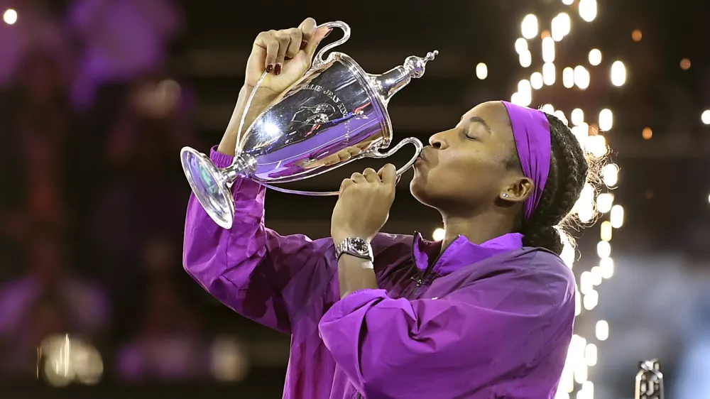 Coco Gauff je bila navdušena, potem ko je slavila zmago na zaključnem mastersu najboljših teniških igralk. Foto: AP