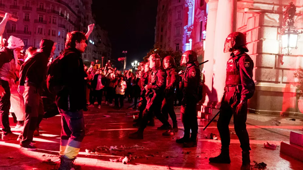 09 November 2024, Spain, Valencia: The crowd confronts the police during the demonstration. More than 100.000 people marched in front of the Ajuntament, the Town Hall, to protest against the handling of the response to the disastrous floods on the 29th of October. Chants were directed especially against the president of the Comunitat Valenciana, but also against Spain Prime Minister Pedro Sanchez. Photo: Davide Bonaldo/SOPA Images via ZUMA Press Wire/dpa