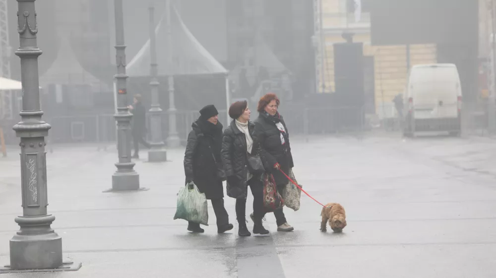 - 21.12.2023 – Onesnažen zrak v Ljubljani - povišane vrednosti delcev v zraku - posledica povečanih izpustov in izrazitega temperaturnega obrata, ki zadržuje onesnažen zrak v nižinah - megla//FOTO: Tomaž Skale