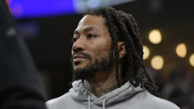 FILE -Memphis Grizzlies guard Derrick Rose stands on the sideline in the second half of an NBA basketball game against the Milwaukee Bucks, Feb. 15, 2024, in Memphis, Tenn. (AP Photo/Brandon Dill, File) / Foto: Brandon Dill