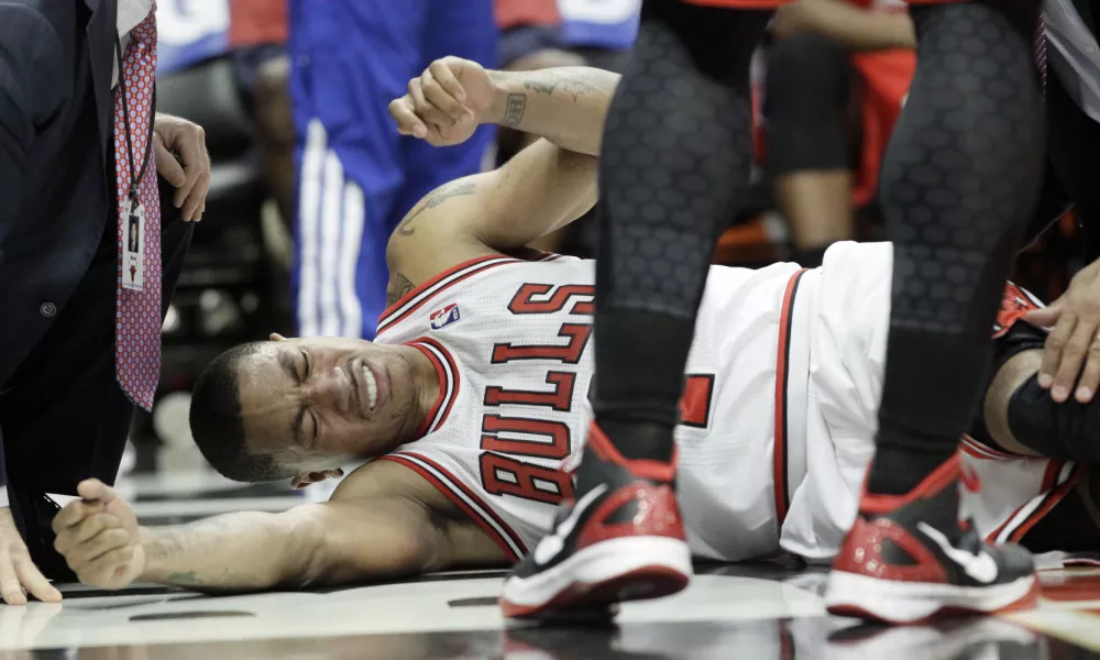 Chicago Bulls guard Derrick Rose (1) reacts after an injury during the fourth quarter of  Game 1 in the first round of the NBA basketball playoffs against the Philadelphia 76ers in Chicago, Saturday, April 28, 2012. The Bulls won 103-91. (AP Photo/Nam Y. Huh) / Foto: Nam Y. Huh