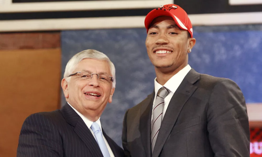 NBA commissioner David Stern, left, poses with number one draft pick Derrick Rose, who was picked by the Chicago Bulls, during the first round of the NBA basketball draft, Thursday, June 26, 2008 in New York. (AP Photo/Seth Wenig) / Foto: Seth Wenig