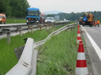 gorenjska avtocesta zaprta zaradi razsutega tovora