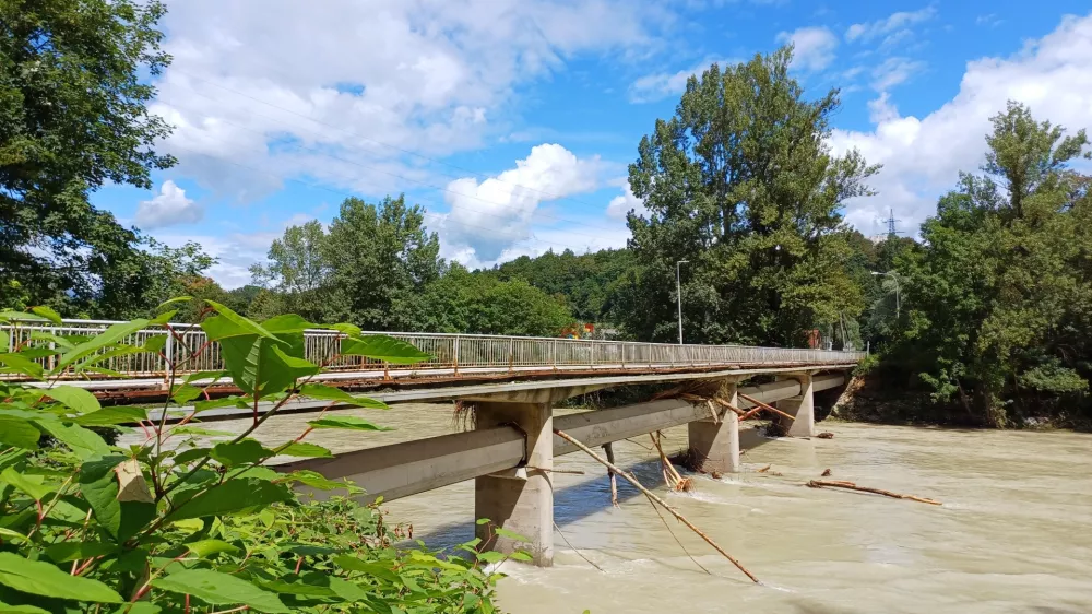 Tako kot že zgrajeni bo tudi novi most dolg dobrih 84 metrov, a bo za 10,5 metra širši in za poldrugi meter višji od starega mostu. Foto: Tina Jereb