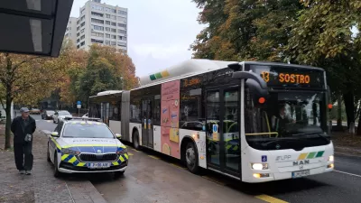 Nepravilno parkiranje, avtobus LPP, Ambrožev TrgFoto: Miha K. Turk 