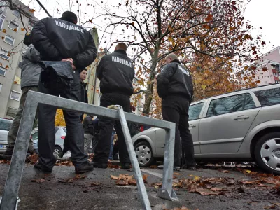 - parkirna zapornica - varnostniki  - parkirišče Gotska ulica v Šiški - podjetje Tristan devetnajst d.o.o., stanovalcem nameščajo parkirne zapore//FOTO: Tomaž Skale