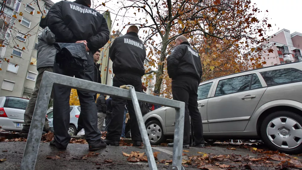 - parkirna zapornica - varnostniki  - parkirišče Gotska ulica v Šiški - podjetje Tristan devetnajst d.o.o., stanovalcem nameščajo parkirne zapore//FOTO: Tomaž Skale