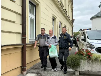 Kristijana Slodnjaka se na sojenje ne vozi več od doma, danes so ga vklenjenega na Ptuj pripeljali pravosodni policisti. 