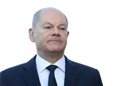 FILE PHOTO: German Chancellor Olaf Scholz looks on as he gives a statement to the media, ahead of an informal EU Summit in Budapest, Hungary, November 8, 2024. REUTERS/Bernadett Szabo/File Photo