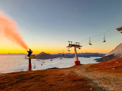 Prve nizke temperature so izkoristili tudi na Krvavcu, kjer bodo snežni topovi delovali še vsaj do konca tedna. Foto: Barbara Trebušak