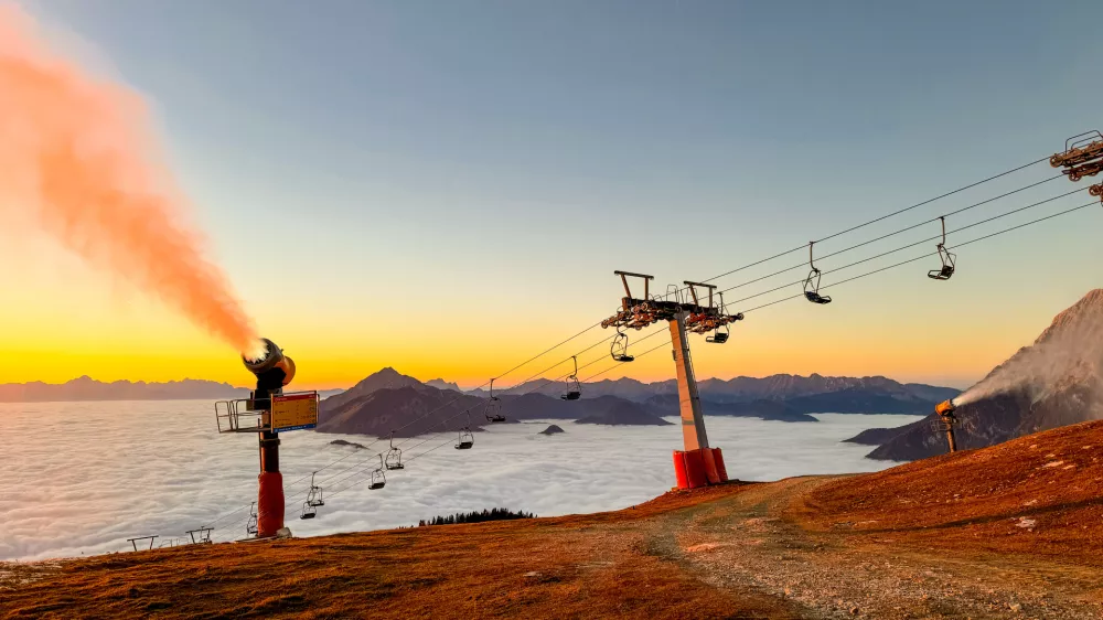 Prve nizke temperature so izkoristili tudi na Krvavcu, kjer bodo snežni topovi delovali še vsaj do konca tedna. Foto: Barbara Trebušak